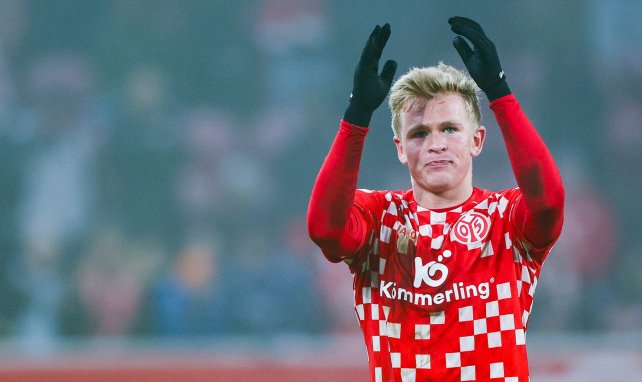 Jonathan Burkardt aplaudiendo con el Mainz