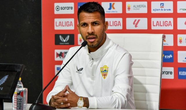 Jonathan Viera en sala de prensa.