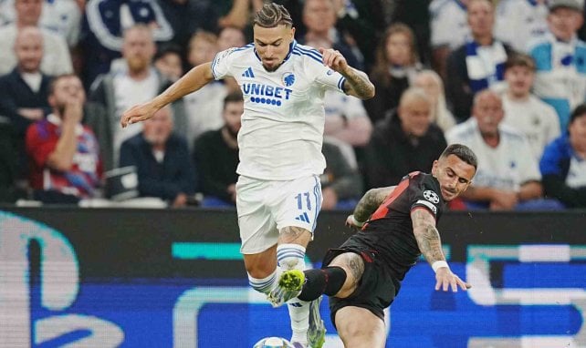 Jordan Larsson trata de superar a Aleix Vidal