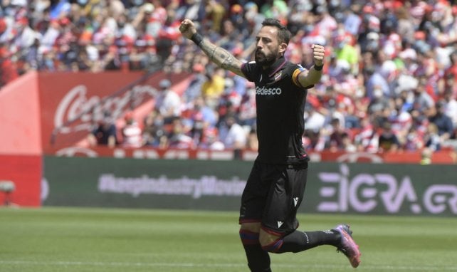 José Luis Morales celebra un gol con el Levante