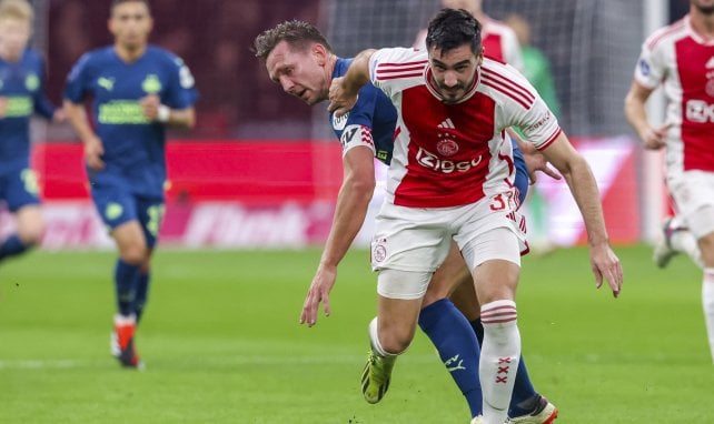 Josip Sutalo con el Ajax