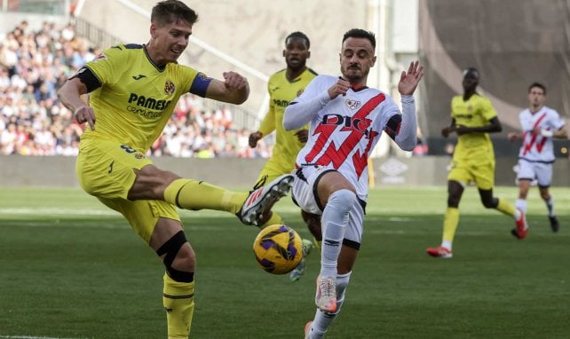 Juan Foyth le disputa un balón a Álvaro García