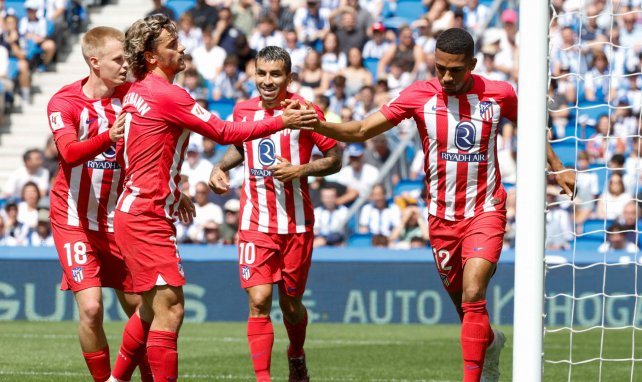 Jugadores del Atlético celebrando el gol de Samu Lino