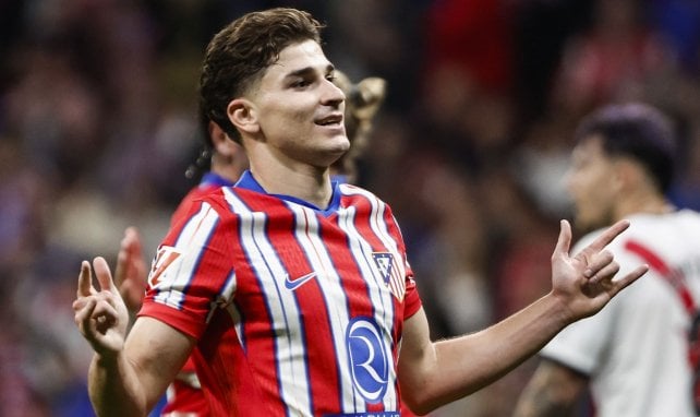 Julián Álvarez tiende su mano al FC Barcelona