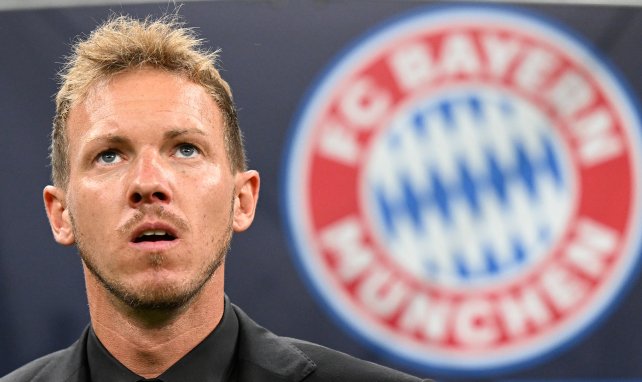 Julian Nagelsmann, junto al escudo del Bayern