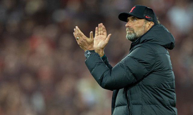 Jürgen Klopp saluda a los aficionados