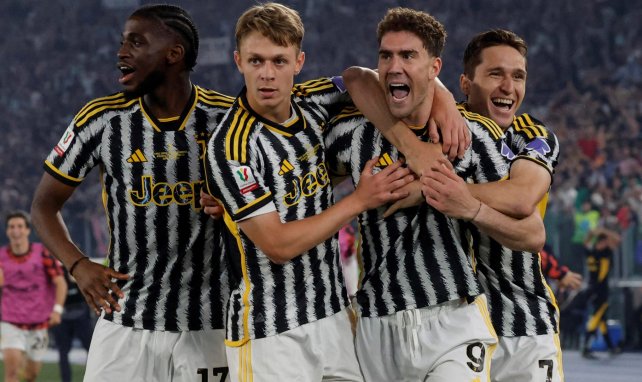 Los jugadores de la Juventus celebran el gol de Vlahovic.