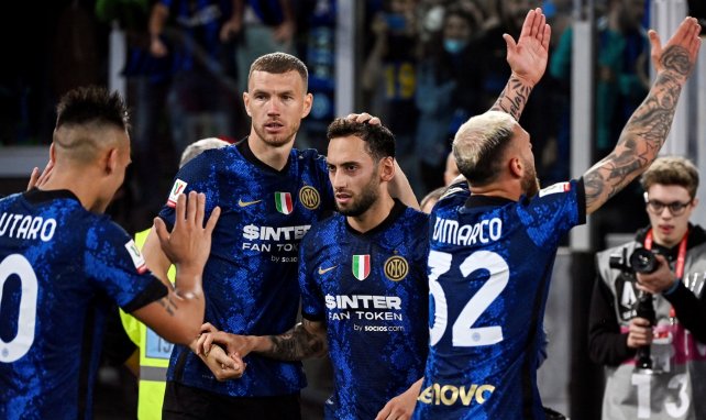 Los futbolistas del Inter de Milán festejan uno de sus goles