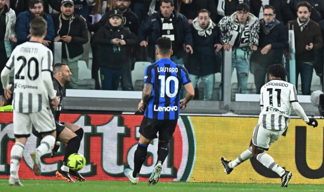 Juan Cuadrado se dispone a marcar con la Juventus de Turín