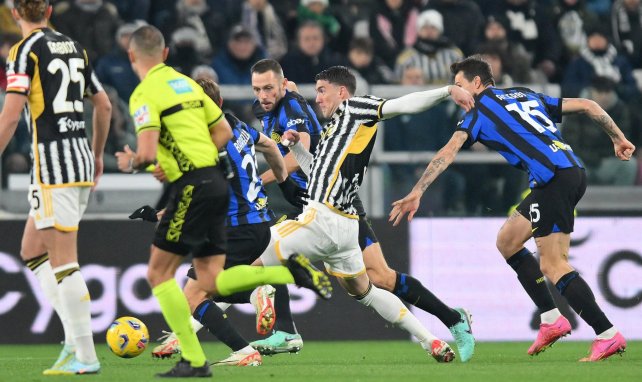 Dusan Vlahovic avanza ante la presión del Inter de Milán