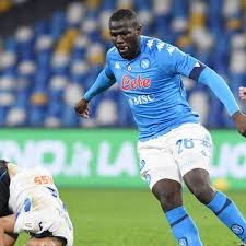 Kalidou Koulibaly se hace con el esférico en un choque con el Nápoles