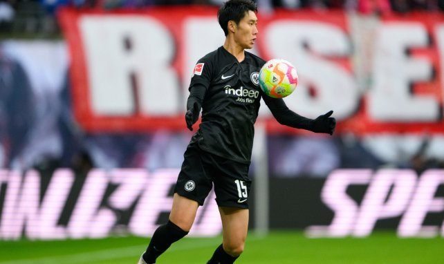 Daichi Kamada controla el cuero con el Eintracht de Frankfurt