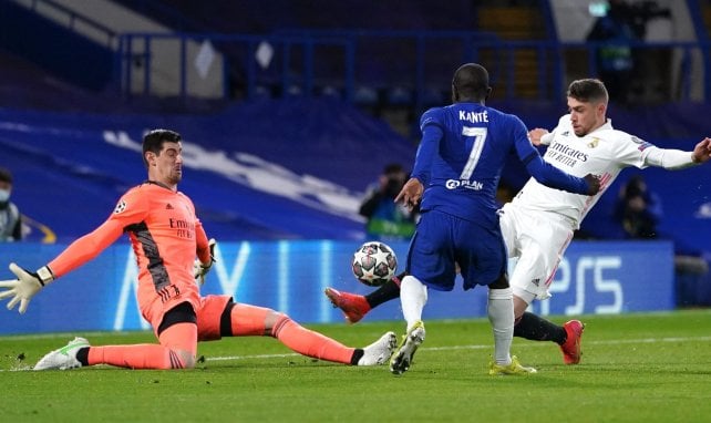 N'Golo Kanté dispara ante Courtois y Valverde en el Chelsea - Real Madrid