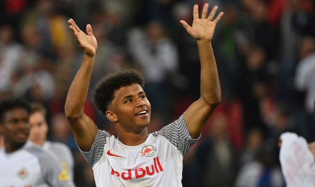 Karim Adeyemi saludando a la afición del RB Salzburgo