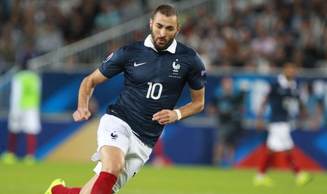 Karim Benzema en un duelo de la selección francesa