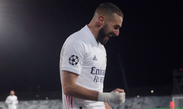 Karim Benzema festeja un gol con la camiseta del Real Madrid