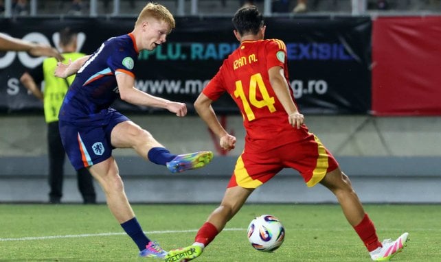 Kees Smit golpea el balón