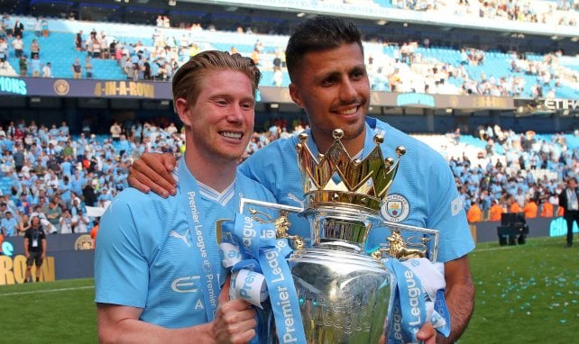 Rodri y De Bruyne con el trofeo de la Premier