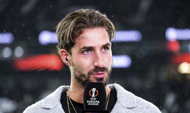 Kevin Trapp habla en el micrófono.