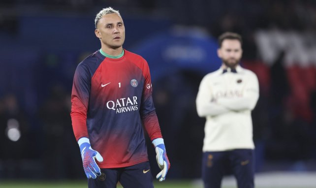 Keylor Navas calienta con el PSG