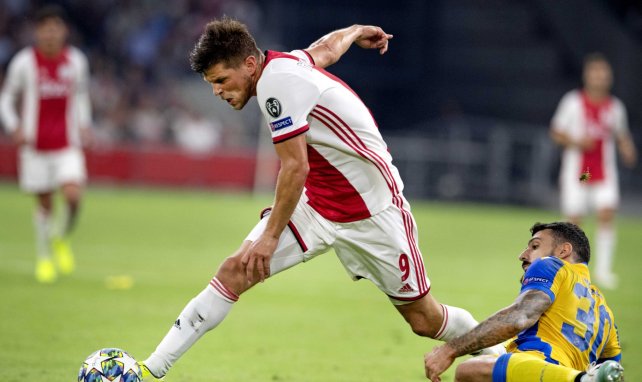 Klaas-Jan Huntelaar, en acción con el Ajax de Ámsterdam