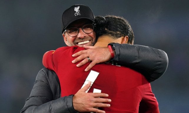 Jürgen Klopp se abraza con Virgil van Dijk