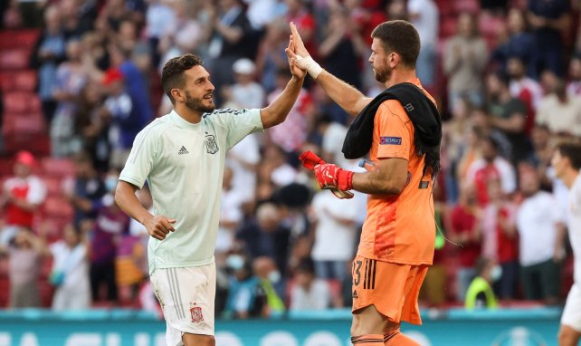 Unai Simón se saluda con Koke durante un partido de la Eurocopa
