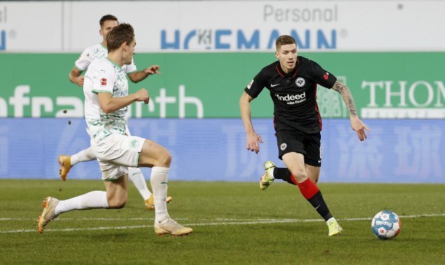 Kristijan Jakic en acción con el Eintracht de Frankfurt