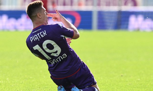 Krzystof Piatek celebrando un tanto con la Fiorentina