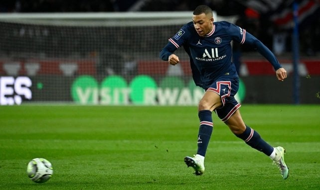 Kylian Mbappé conduce el balón en un choque con el PSG