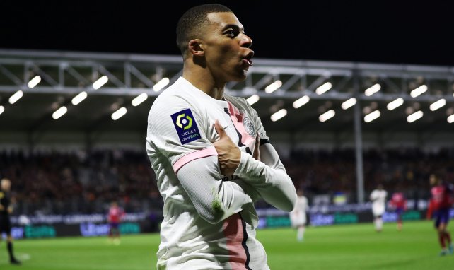 Kylian Mbappé festeja un triplete contra el Clermont