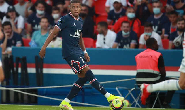 Kylian Mbappé controla el esférico en un choque del PSG