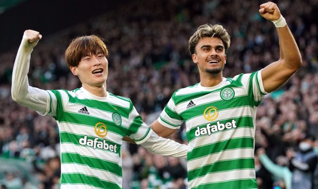 Kyogo Furuhashi y Jota celebrando una victoria con el Celtic de Glasgow