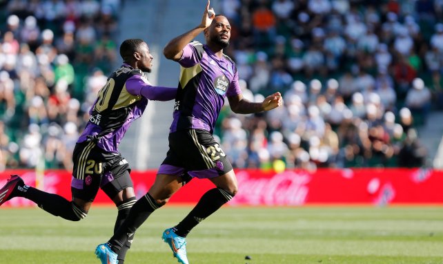 Larin celebrando su gol con el Valladolid