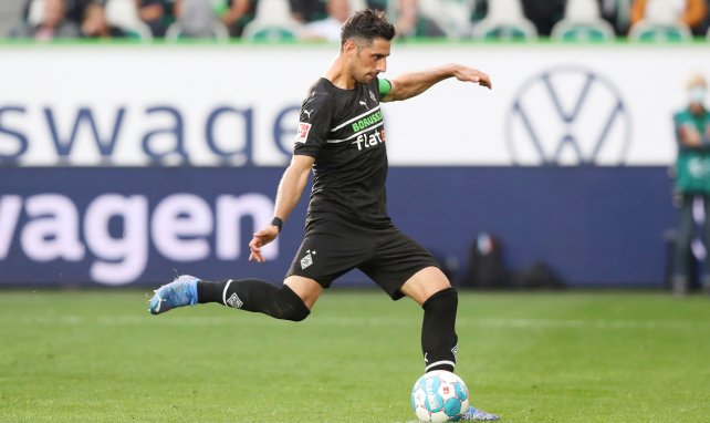 Lars Stindl golpea el cuero con el Borussia Mönchengladbach