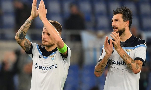 Ciro Immobile y Francesco Acerbi aplauden a los aficionados con la Lazio