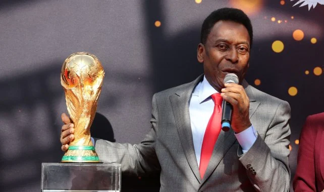 Pelé con la Copa del Mundo