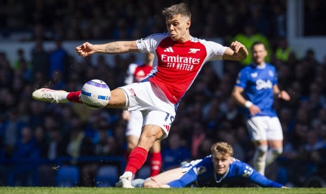 Leandro Trossard golpea el balón