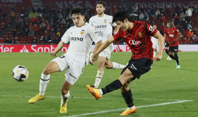 Kang-In Lee golpea el esférico con el Real Mallorca