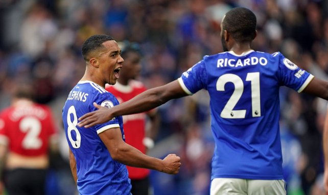 Youri Tielemans celebra un gol con el Leicester City