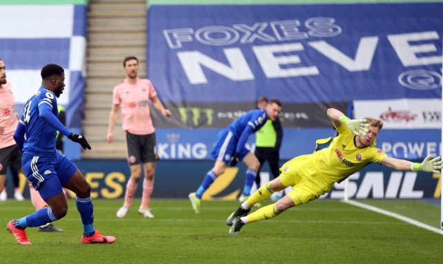 Kelechi Iheanacho marca uno de sus tres goles con el Leicester