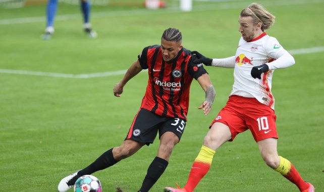 Emil Forsberg compite por la pelota en un duelo del RB Leipzig
