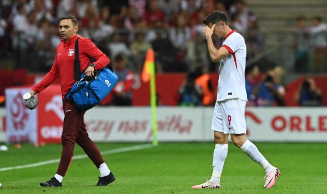 Robert Lewandowski jugando para Polonia.