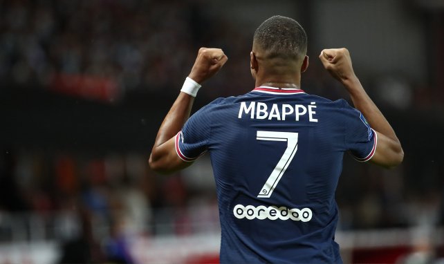 Kylian Mbappé, en un choque con el PSG