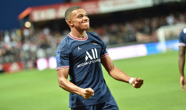 Kylian Mbappé celebra un gol en Brest