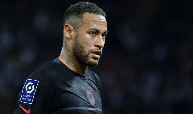 Neymar, durante un choque con el PSG