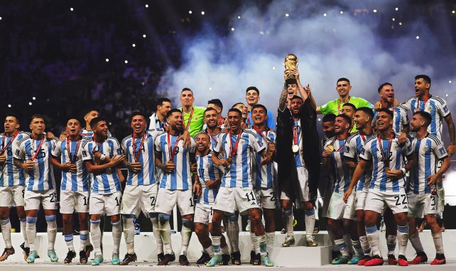 Leo Messi levanta el trofeo de campeón del mundo con Argentina