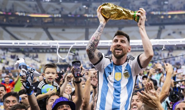 Lionel Messi alza la Copa del Mundo