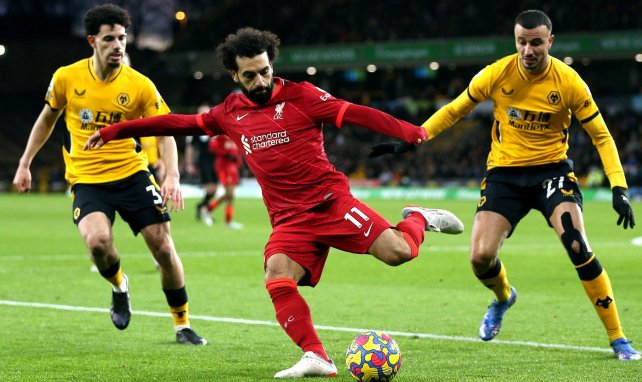Mohamed Salah se dispone a golpear el cuero ante el Wolverhampton