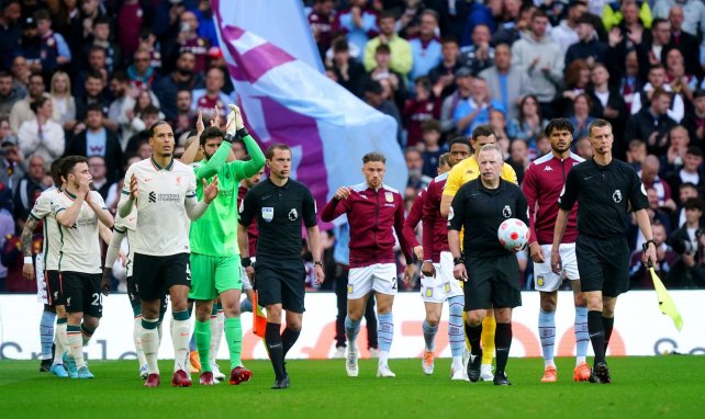 Los futbolistas de Aston Villa y Liverpool saltan al campo